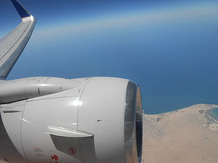 aeronave, motor, volar, modo de transporte, avión, cielo, vehículo aéreo, transporte, naturaleza, día, motor a reacción, metal, nadie, azul, cielo limpio, viaje, volador, copia espacio, luz del sol, al aire libre, en movimiento, aire, industria aeroespacial, color plateado, 4K, CC0, dominio público, libre de derechos