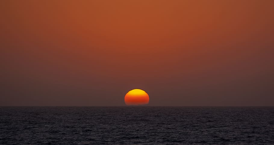 posta de sol, sol, cel, vespre, alba, perth, sortida del sol, naturalesa, llum solar, estiu, paisatge, llum, tarda, color, taronja, temps, crepuscle, escènic, al matí, dramàtica, viatjar, ennuvolat, cloudscape, atmosfera, somni, a l'aire lliure, núvols, viva, mar, horitzó sobre l’aigua, aigua, bellesa a la natura, horitzó, escena tranquil·la, tranquil·litat, escenics - natura, color taronja, idíl·lic, cap gent, cel dramàtic, còpia espai, misteri, 2K