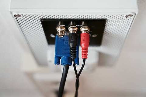 àudio, connectors de vídeo, cable vga, dos, cables rca, ordinador, connexió, cable, tecnologia, vídeo, blanc, negre, vermell, hdmi, CPU, corda, rca, cap gent, endoll de connexió de xarxa, a l'interior, primer pla, xarxa d’ordinadors, Internet, endoll elèctric, electricitat, generació de combustible i energia, cable d’ordinador, equipament, comunicació, Dispositiu d'entrada, dos objectes, sol objecte, tir de l'estudi, blau, equipament elèctric, Font d'alimentació, 5K, CC0, domini públic, lliure de regalies