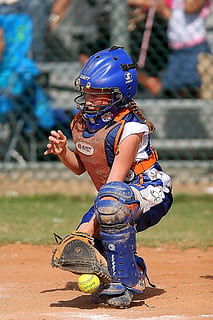 minge moale, prinzător, jucător, acțiune, minge, Fielding, concurență, sportiv, fată, Femeie, placa de baza, cască, genunchiere, mitt catcher, masca de captare, în aer liber, atlet, atletic, copilărie, copil, lungime totală, să se concentreze asupra primelor elemente, zi, o persoana, oameni adevărați, Articole pentru acoperirea capului, lumina soarelui, deținere, permanent, stiluri de viață, îmbrăcăminte, băieți, natură, 1080P, CC0, domeniu public, fără drepturi de autor