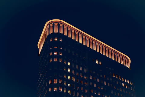 ore notturne, edificio di ferro da stiro, architettura, notte, struttura costruita, esterno dell'edificio, scena urbana, città, nessuno, Stati Uniti d'America, edificio per uffici, grattacielo, illuminato, cielo, Inquadratura dal basso, costruzione, cielo sereno, moderno, natura, edificio per uffici esterno, blu, alto - alto, copia spazio, ufficio, all'aperto, Torre, appartamento, 2K, CC0, dominio pubblico, privo di copyright