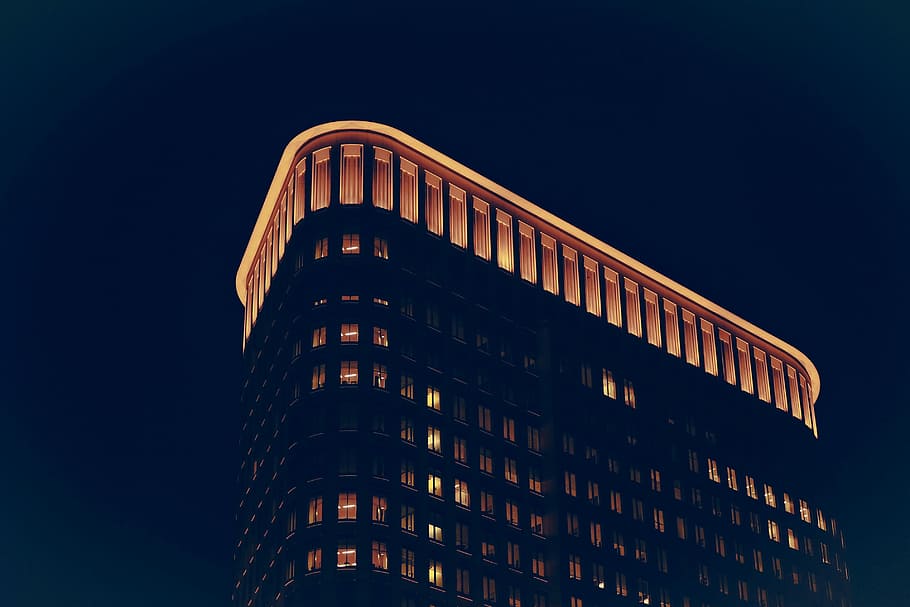 nit, edifici de planer, arquitectura, estructura construïda, exterior de l'edifici, escena urbana, ciutat, cap gent, EUA, edifici d'oficines, gratacels, il·luminat, cel, vista d’angle baix, edifici, cel clar, modern, naturalesa, exterior d’edifici d’oficines, blau, alta - alta, còpia espai, oficina, a l'aire lliure, torre, apartament, 2K