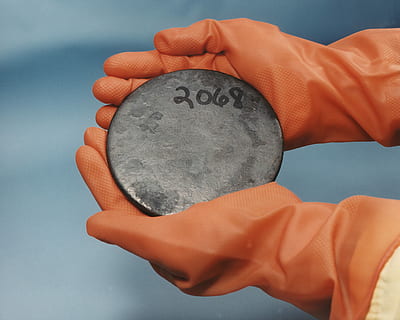 persona, celebració, gris, emblema d’acer, urani, radioactiu, nuclear, raigs, raigs gamma, metall, material fisible, Reactor nuclear, mercaderia, ciència, guants, fissió nuclear, part del cos humà, mà humana, una persona, una sola dona, gent, mà, primer pla, persones reals, estils de vida, persona irreconeixible, força, a l'interior, part del cos, tir de l'estudi, perspectiva personal, dit humà, activitat d'oci, dit, text, puny, extremitat humana, 2K, CC0, domini públic, lliure de regalies