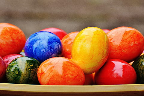 ous de Pasqua, colorit, Pasqua, Feliç Pasqua, ou, de colors, color, multicolor, ou de Pasqua, vermell, menjar, pintura, ous, cap gent, material de fusta, groc, color taronja, colors, color verd, cultures, color vibrant, primavera, imatge en color, primer pla, decoració, temporada, menjar i beguda, menjar dolç, fruita, frescor, alimentació saludable, natura morta, benestar, gran grup d'objectes, centrar-se en primer pla, grup d'objectes, contenidor, a l'interior, pila, elecció, Caixa, variació, dia, madur, 5K, CC0, domini públic, lliure de regalies