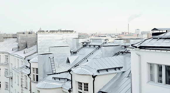 blanc, gris, cases de teulada, durant el dia, arquitectura, edifici, estructura, establiment, edifici,, apartament, finestres, urbà, ciutat, còpia espai, Color blanc, temperatura de fred, cap gent, estructura construïda, exterior de l'edifici, edifici residencial, sostre, dia, cel, barri residencial, paisatge urbà, naturalesa, finestra, a l'aire lliure, vista d’angle alt, tecnologia, vida de ciutat, núvol - cel, contaminació de l'aire, 4K, CC0, domini públic, lliure de regalies