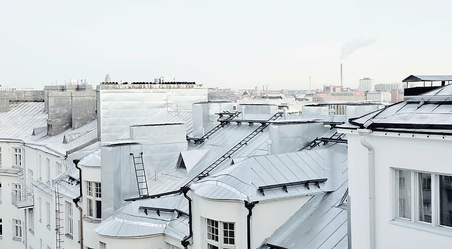 blanc, gris, cases de teulada, durant el dia, arquitectura, edifici, estructura, establiment, edifici,, apartament, finestres, urbà, ciutat, còpia espai, Color blanc, temperatura de fred, cap gent, estructura construïda, exterior de l'edifici, edifici residencial, sostre, dia, cel, barri residencial, paisatge urbà, naturalesa, finestra, a l'aire lliure, vista d’angle alt, tecnologia, vida de ciutat, núvol - cel, contaminació de l'aire, 4K