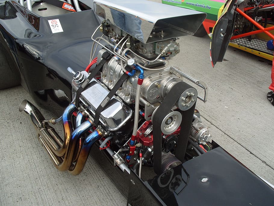 motor, silný, rychle, úžasný, skvělý, přeprava, auto, dopravy, motocykl, technologie, autoopravna, způsob dopravy, pozemního vozidla, vysoký úhel pohledu, nikdo, koloběžka, kov, motorový skútr, stroje, stacionární, motorové vozidlo, den, venku, cestovat, ulice, město, kolo, garáž, stříbrné barvy, 2K