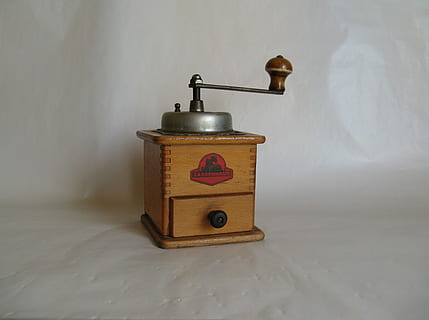macinino, caffè, macinare, vicino, vecchio, manovella, mulino, storicamente, chicchi di caffè, antico, nostalgia, fagiolo, manualmente, legna, ferro, Vintage ▾, retrò, passato, mercato delle pulci, vecchio stile, in stile retrò, legno - materiale, singolo oggetto, caratteristica della parete, in casa, nessuno, comunicazione, tecnologia, connessione, sicurezza, elettricità, architettura, Colore bianco, testo, attrezzatura per l'illuminazione, avvicinamento, 2K, CC0, dominio pubblico, privo di copyright