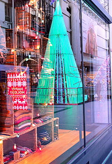 finestra, reflexió, decoracions, festa, estructura, interior, Nadal, celebració, festiu, botiga, venda al detall, arquitectura, estructura construïda, exterior de l'edifici, vidre - material, ciutat, transparent, il·luminat, cap gent, text, destinacions de viatge, vida de ciutat, a l'aire lliure, multicolor, carrer, modern, edifici, dia, exterior d’edifici d’oficines, gratacels, 4K, CC0, domini públic, lliure de regalies