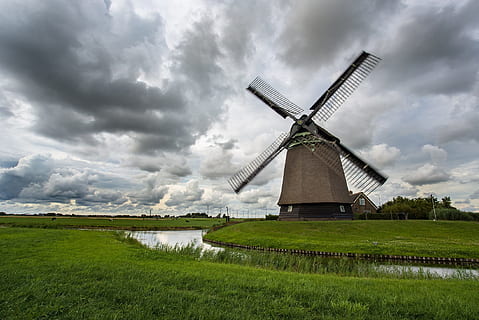 Brun, vindmølle, hvid, overskyet, himmel, bevægelse, vind, teknologi, skyer, historisk, rotorbladene, mølle, holland, diget, Dam, Mark, vedvarende energi, miljøbeskyttelse, vindkraft, miljø, alternativ energi, turbine, brændstof og elproduktion, traditionel vindmølle, græs, landskab, sky - himmel, natur, vand, landlige scene, jord, arkitektur, bygget struktur, ingen mennesker, udendørs, magt i naturen, 2K, CC0, offentligt domæne, royaltyfrie