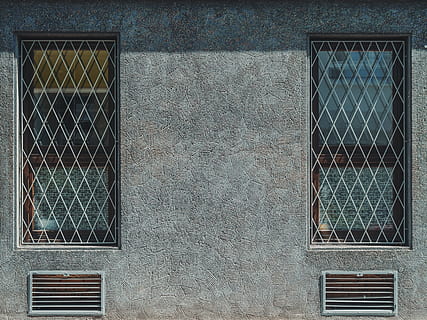 foto, gris, hormigón, edificio, ventana, parrilla, respiradero, ver, casa gris, tiempo de día, pared, arquitectura, antiguo, pared - característica de la construcción, exterior del edificio, arquitectura y edificios, estructura construida, cerca de alambre, nadie, antecedentes, tecnología, día, ciudad, metal, la seguridad, seguridad, proteccion, al aire libre, cerca, modelo, cuadrícula, barrera, límite, rallar, 5K, CC0, dominio público, libre de derechos