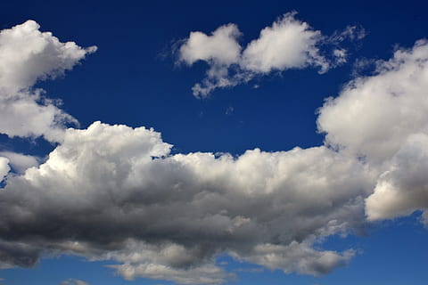 moln, himmel, Bakom, blå, moln form, täckt himmel, cumulus moln, natur, blå himmel, vita moln, humör, skön, väder humör, luft, moln - himmel, clouds, atmosfär, vind, bakgrunder, scenics - natur, miljö, mulen, meteorologi, skönhet i naturen, vit färg, fluffig, solljus, dramatisk himmel, inget folk, utomhus, klimat, regn, ljus, stripig, mjukhet, 5K, CC0, offentligt domän, royaltyfria
