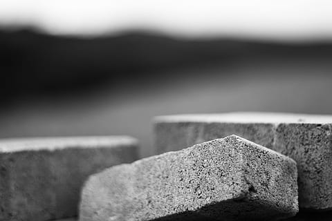 zdjęcie w skali szarości, beton, budynek, cegły, budowa, praca, przemysł, produkcja, produkować, inwestorzy, idea, technologia, innowacja, ulica, Miasto, budować, Roboty budowlane, makro, blisko, Szczegół, ścieśniać, cegła, Ściana, kamień, ceglana ściana, kamienie, blok, Struktura, domy, Dom, woda, żadnych ludzi, morze, na dworze, plaża, zbliżenie, skupić się na pierwszym planie, selektywne skupienie, solidny, Natura, dzień, materiał kamienny, teksturowane, kamień - przedmiot, skała, kształt bloku, architektura, rock - obiekt, stary, cement, 5K, CC0, domena publiczna, darmowe zdjęcia