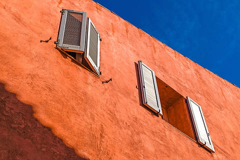 budova, fasáda, okno, závěrky, architektura, cassis, provence, Francie, stavba, exteriér budovy, nebe, nikdo, rezidenční čtvrti, Příroda, nástěnný prvek, průmysl, den, venku, nízký úhel pohledu, Červené, slunečního světla, Dům, město, modrý, střešní taška, 4K, CC0, veřejná doména, bez autorských práv