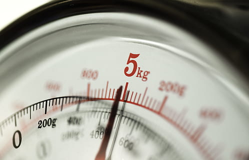 juoda, skalė, rodymas, 5 kg, virtuvė, svoris, virimo, balansas, įrankis, įranga, matavimas, kilogramą, instrumentas, priemonė, svėrimo, mityba, prietaisą, virtuvės reikmenys, virėjas, indas, Iš arti, nėra žmonių, tikslumas, numeris, termometras, patalpose, matavimo priemonė, Maistas ir gėrimai, vienas objektas, temperatūra, raudona, maisto, technologijos, verslą, makro, žmogaus sukurtas objektas, ekstremalus artumas, natiurmortas, dietos, 5K, CC0, Viešasis domenas, nemokamai