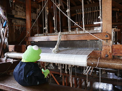 Webstuhl, weben, Faden, Kunst, Handarbeit, Kermit, Frosch, Weberei, Industrie, echte Menschen, Fabrik, eine Person, Arbeiten, Textil-, Holz - Material, Herstellungsausrüstung, Textilindustrie, drinnen, Maschinen, Tag, Ausrüstung, Kleidung, Mühle, Textilfabrik, 4K, CC0, gemeinfrei, lizenzfrei