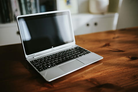 sølv laptop, diverse, elementer, bord, sølv, laptop, magasiner, datamaskin, teknologi, notisbok, kamera, smarttelefon, data-tastatur, ingen folk, internett, innendørs, virksomhet, tre - materiale, skrivebord, kontor, dataskjerm, pc, hjem interiør, moderne, trådløs teknologi, kommunikasjon, forbindelse, data utstyr, møbler, tre, fravær, fokusere på forgrunnen, datanettverk, tastatur, global kommunikasjon, sølvfarget, blank, 5K
