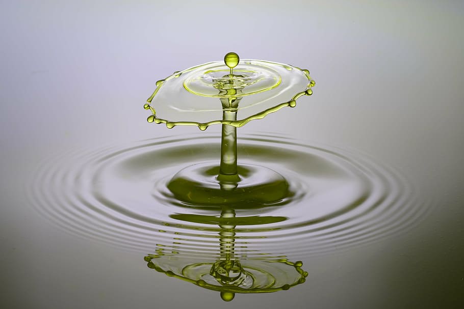 Foto, Karosserie, Wasser, tropfen, sprühen, Flüssigkeit, Gelb, schnelle Geschwindigkeit, Wassertropfen, fallen, Natur, plantschen, Reflexion, abstrakt, welligkeit, Hintergründe, gewellt, Bewegung, keine Leute, Studioaufnahme, drinnen, konzentrisch, Spritzendes Tröpfchen, Nahansicht, grau, grauer Hintergrund, farbiger Hintergrund, gestalten, Hochgeschwindigkeitsfotografie, Reinheit, 5K