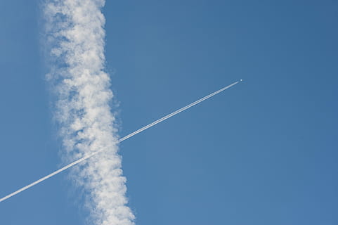 Flugzeug Fahrzeug Flyon, Himmel, Jet, Rauchfahne, Blau, Wolke, Flugzeug, Jet-Stream, Jet Cloud, Jet-Trail, Transport, Reise, Flug, minimal, Luftfahrt, klar, schnell, Geschwindigkeit, Bewegung, wolke - himmel, Kondensstreifen, Rauch - physische Struktur, Luftfahrzeug, Tag, Flachwinkelansicht, Natur, Transportmittel, keine Leute, fliegend, sonnig, kopieren sie platz, unterwegs, Verschmutzung, draußen, Luftverschmutzung, Dämpfe, direkt darunter, 4K, CC0, gemeinfrei, lizenzfrei