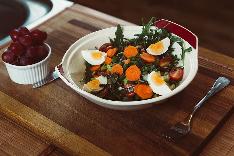skål, salat, glide, lavede mad, æg, vindruer, side, æg salat, ved siden af, gaffel, brødkniv, bakke, aftensmad, tomat, grøntsag, frokost, mad, måltid, kniv, bestyrelse, drue, kogt æg, gulerod, raket, kirsebær tomat, mad og drikke, sund kost, velvære, friskhed, spise redskaber, klar til at spise, køkkenredskaber, bord, høj vinkel visning, indendørs, træ - materiale, plade, ingen mennesker, ske, frugt, tæt på, Vegetarmad, pynt, bordkniv, morgenmad, veganer, 4K