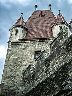budynek, architektura, okno, Austria, kamieniarstwo, kamień, Dom, fasada, Ściana, zamek, ściana zamku, limit, niebo, niebieski, pochmurny, dach, blank, stary, zadaszenie, konstrukcja dachu, parówka neustadt, zbudowana struktura, na zewnątrz budynku, niski kąt widzenia, żadnych ludzi, chmura - niebo, dzień, Natura, śnieg, przeszłość, historia, na dworze, zimna temperatura, miejsce kultu, dachówka, 4K, CC0, domena publiczna, darmowe zdjęcia