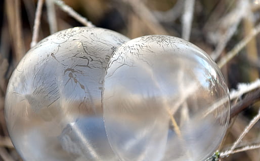 zeepbel, ballen, achtergrond, bubbel, winter, koude, vorst, berijpte zeepbel, Kerstmis, mooi, patroon, structuur, kerstballen, detailopname, glimmend, reflectie, geen mensen, dag, binnenshuis, zilverkleurig, gebied, kwetsbaarheid, breekbaarheid, natuur, enkel object, metaal, selectieve aandacht, focus op de voorgrond, vakantie, extreem dichtbij, glas - materiaal, viering, ei, 4K, CC0, publiek domein, royaltyvrij