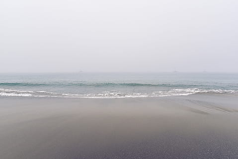 strandkysten, tåkete, vær, Strand, shore, tåkete vær, skyet, grå, sand, hav, tan, vann, natur, bølge, kystlinje, ingen folk, himmel, utendørs, scenics, ro, skjønnhet i naturen, rolig scene, land, naturskjønnhet - natur, miljø, horisont over vann, kopiere plass, tåke, landskap, 4K, CC0, offentlig domene, opphavsrett gratis
