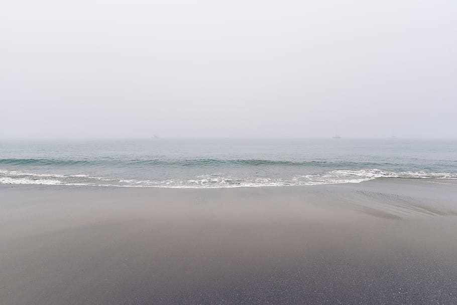 vora de la platja, boira, temps, platja, Riba, temps de boira, ennuvolat, gris, sorra, mar, bronzejat, aigua, naturalesa, onada, línia de costa, cap gent, cel, a l'aire lliure, escenics, tranquil·litat, bellesa a la natura, escena tranquil·la, terra, escenics - natura, medi ambient, horitzó sobre l’aigua, còpia espai, paisatge, 4K