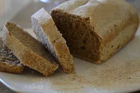 brød, rug, øl, mad, skive, morgenmad, friskhed, gourmet, mad og drikke, tæt på, indendørs, velvære, selektiv fokusering, sund kost, stilleben, ingen mennesker, bagt, Brun, klar til at spise, overbærenhed, skærebræt, gruppe af objekter, variation, valg, fristelse, kulhydrat - mad type, 4K, CC0, offentligt domæne, royaltyfrie