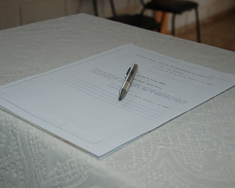 matrimoni, document, certificat, taula, a l'interior, natura morta, text, paper, vista d’angle alt, cap gent, primer pla, publicació, casament, llibre, celebració, bolígraf, comunicació, centrar-se en primer pla, esdeveniment, anell de noces, Color blanc, obert, 2K