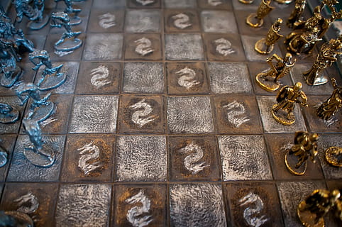 échiquier, or, pièce d'échecs en argent, ensemble, rétro-éclairage, tableau noir, cerveau, âge, noir, planche, à carreaux, échecs, intelligent, dynastie, excellence, bats toi, figure, Jeu, intellectuel, Roi, médiéval, milieu, monarque, exceptionnel, pièce, jouer, réflexion, Royal, des carrés, stratégique, stratégie, personne, journée, à l'intérieur, fermer, phytothérapie chinoise, la civilisation ancienne, vue grand angle, modèle, plein cadre, arrière-plans, en plein air, nombre, texte, pierre, la créativité, métal, la communication, forme, conception, sentier, arrangement, ordre, art et Artisanat, pavé, motif floral, 1080P, CC0, domaine public, libre de droits