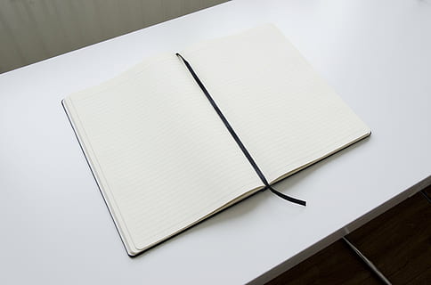 pagina del libro bianco, taccuino, libro aperto, Aperto, carta, libro, pagina, bianca, formazione scolastica, vuoto, diario, scuola, documento, design, Nota, foglio, letteratura, modello, foderato, disposizione, pulito, nastro, presentazione, creativo, pubblicazione, copia spazio, bloc notes, in casa, nessuno, semplicità, Colore bianco, girato in studio, vista dall'alto, penna, tavolo, due oggetti, creatività, color argento, 4K, CC0, dominio pubblico, privo di copyright