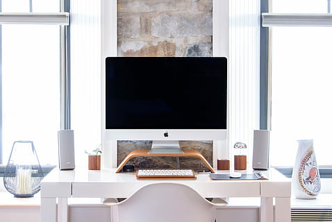 Weiß, imac, oben, Schreibtisch, Silber Imac, gedreht, hölzern, Tabelle, Apfel, Computer, Tastatur, Technologie, Möbel, drinnen, Sitz, kabellose Technologie, Stuhl, Kommunikation, Fenster, modern, Geschäft, Büro, Laptop, keine Leute, Verbindung, Tag, Computerausrüstung, Glas - Material, Flachbildschirm, Glas, 4K, CC0, gemeinfrei, lizenzfrei