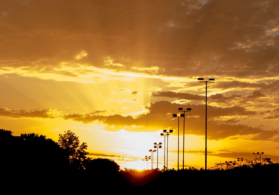 luci stradali, tramonto, nuvole, buio, crepuscolo, energia, sera, ora d'oro, lampione, paesaggio, luce, all'aperto, silhouette, cielo, pannelli solari, sole, i raggi del sole, Alba, alberi, nuvola - cielo, colore arancione, bellezza nella natura, pianta, natura, albero, tecnologia, nessuno, scenics - natura, luce del sole, connessione, raggio di sole, elettricità, la tranquillità, cielo drammatico, Alimentazione elettrica, 2K