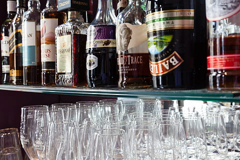 spiritus, flaske, bar, hylde, glas, alkohol, drikke, drik, alkoholiker, sprut, assorteret, glas - materiale, mad og drikke, bar - drikke etablissement, forfriskning, drikkeglas, beholder, gennemsigtig, ingen mennesker, indendørs, afspejling, husholdningsudstyr, stor gruppe af objekter, stilleben, valg, variation, tæt på, bar tæller, 5K, CC0, offentligt domæne, royaltyfrie