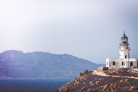 farol branco, branco, farol, morro, frente, corpo, agua, solitário, mar, litoral, natureza, locais de viagem, ninguém, arquitetura e edifícios, scenics, azul, panorama, céu, rock - objeto, ao ar livre, lugar famoso, imagem colorida, montanha, arquitetura, exterior do edifício, estrutura construída, dia, construção, torre, destinos de viagem, scenics - natureza, orientação, viagem, direção, beleza na natureza, história, o passado, cadeia de montanhas, 4K, CC0, domínio público, royalty free