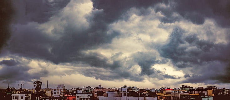 natura, nuvole, tempesta, nuvole di tempesta, cielo, tempo metereologico, buio, paesaggio, nero, pioggia, luce, drammatico, stagione, Cloudscape, clima, Pericolo, temporale, orizzonte, nuvoloso, ombra, epico, panorama, paesaggio urbano, città, cittadina, architettura, esterno dell'edificio, struttura costruita, nessuno, nuvola - cielo, costruzione, cielo drammatico, vita di città, ambiente, nuvola temporalesca, quartiere residenziale, all'aperto, infausto, appartamento, 5K, CC0, dominio pubblico, privo di copyright