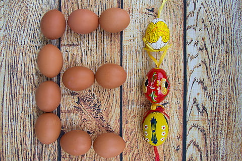 fundo, Comida, Páscoa, ovo, madeira - material, comida e bebida, frescura, Alimentação saudável, bem-estar, dentro de casa, diretamente acima, ainda vida, ninguém, visão de alto ângulo, mesa, escolha, variação, ovos de pascoa, fechar-se, grande grupo de objetos, comida crua, chique gasto, 4K, CC0, domínio público, royalty free