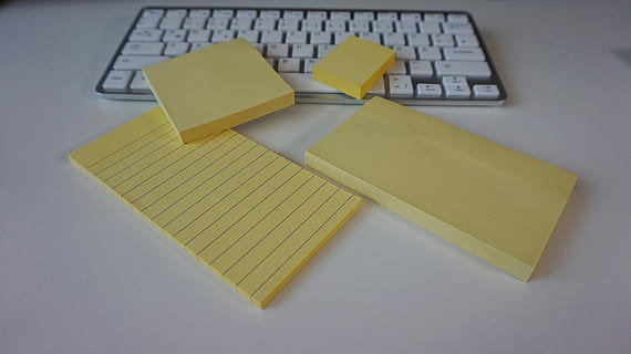 postit, 스티커 메모, 점착제, 접착제 노트, 사무용품, 메모장, 실내, 노랑, 높은 각도보기, 아무도, 닫다, 노트, 조언, 사업, 사무실, 노트 패드, 스튜디오 촬영, 종이, 통신, 사물의 그룹, 컴퓨터, 컴퓨터 키보드, 과학 기술, 건반, 메모 - 메시지, 할 일 목록, 메시지, 5K, CC0, 공개 도메인, 로열티 무료