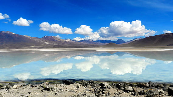 paisatge del llac, gran, cos, aigua, muntanyes, paisatge, cel, blau, núvol, llac, muntanya, reflexió, pedres, roques, uyuni, bolivium, naturalesa, lago, núvol - cel, medi ambient, escenics - natura, bellesa a la natura, Serra, dia, cap gent, escena tranquil·la, tranquil·litat, destinacions de viatge, temperatura de fred, a l'aire lliure, llacuna, muntanya nevada, 4K, CC0, domini públic, lliure de regalies