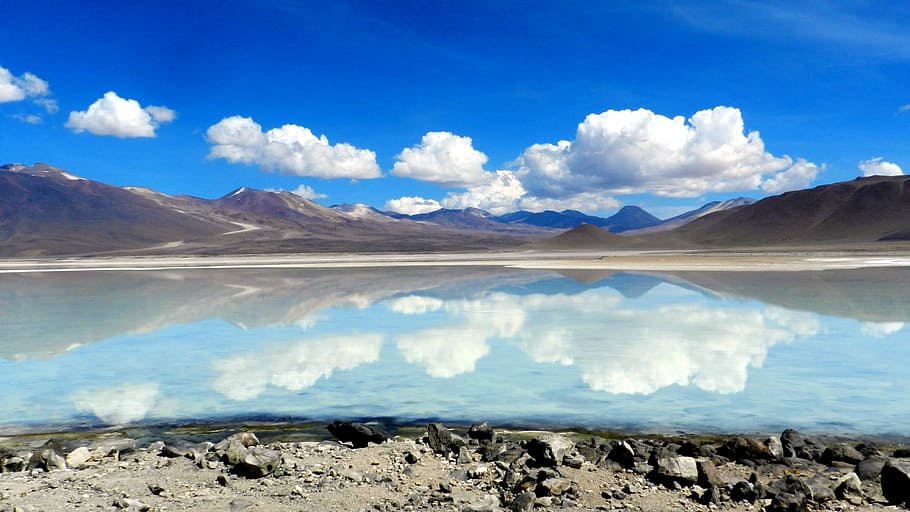 paisatge del llac, gran, cos, aigua, muntanyes, paisatge, cel, blau, núvol, llac, muntanya, reflexió, pedres, roques, uyuni, bolivium, naturalesa, lago, núvol - cel, medi ambient, escenics - natura, bellesa a la natura, Serra, dia, cap gent, escena tranquil·la, tranquil·litat, destinacions de viatge, temperatura de fred, a l'aire lliure, llacuna, muntanya nevada, 4K