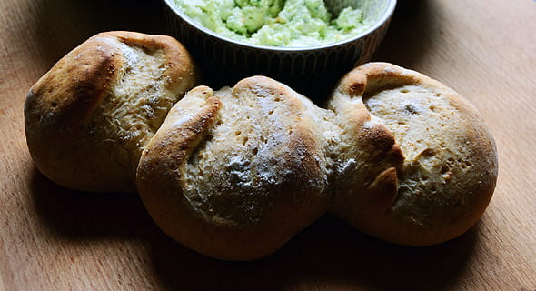 pâine, aluat, drojdii biscuiți, coace, pâine albă, copt, produse de patiserie, mânca, Paste, alimente, rulou, mâncare de bază, hidrati de carbon, mancare si bautura, prospeţime, mâncat sănătos, nici o persoana, a închide, în interior, studio shot, pâine maro, bunăstare, vegetal, masa, lemn - material, natură moartă, castron, gata să mănânce, grup de obiecte, să se concentreze asupra primelor elemente, Grâu integral, grâu, vedere în unghi mare, diete, 5K, CC0, domeniu public, fără drepturi de autor