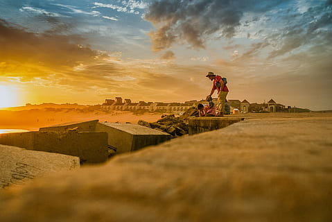 muelle, puesta de sol, playa, Oceano, oscuridad, playa puesta de sol, vistoso, paisaje, cielo del atardecer, noche, reflexión, naranja, mar, cielo, agua, naturaleza, nube - cielo, arquitectura, estructura construida, gente real, gente, hombres, historia, el pasado, estilos de vida, tierra, al aire libre, exterior del edificio, antiguo, actividad de ocio, color naranja, adulto, civilización antigua, arqueología, 1080P, CC0, dominio público, libre de derechos