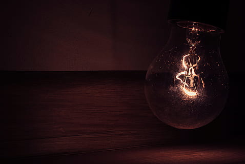 Licht, dunkel, die Glühbirne, beleuchtet, Tabelle, einzelnes Objekt, drinnen, Lichtanlage, Elektrizität, keine Leute, Glas - Material, Holz - Material, Glühfaden, glühend, kopieren sie platz, Kraftstoff- und Stromerzeugung, Nahansicht, Natur, Nacht-, Netzteil, schwarzer Hintergrund, elektrische Lampe, 2K