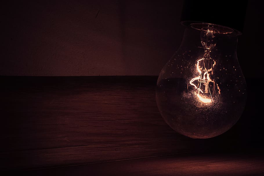Licht, dunkel, die Glühbirne, beleuchtet, Tabelle, einzelnes Objekt, drinnen, Lichtanlage, Elektrizität, keine Leute, Glas - Material, Holz - Material, Glühfaden, glühend, kopieren sie platz, Kraftstoff- und Stromerzeugung, Nahansicht, Natur, Nacht-, Netzteil, schwarzer Hintergrund, elektrische Lampe, 2K