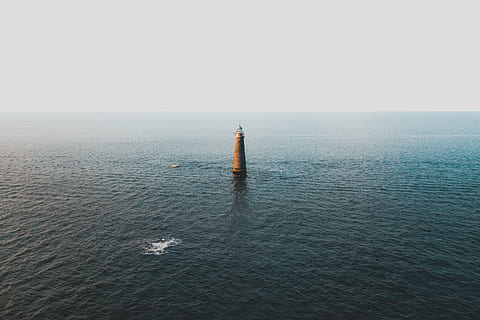 rock monolith, inconjurat, corp, apă, maro, beton, structura, mijloc, ocean, far, mare, peisaj marin, orizontul peste apă, îndrumare, orizont, cer, cer senin, o scenă liniștită, liniște, scenice - natura, malul mării, frumusețe în natură, construită, nici o persoana, direcţie, natură, arhitectură, zi, 2K, CC0, domeniu public, fără drepturi de autor
