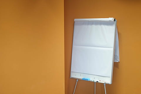 textile blanc, drap, papier, tableau à feuilles, graphique, présentation, jaune, blanc, Remarque, stylo, lettre, affaires, la finance, page, gestion de documents, la gestion, Bureau, plan, travail, l'écriture, une analyse, main, conférence, réunion, à l'intérieur, espace de copie, La technologie, construction de murs, couleur blanche, personne, couleur orange, lien, fermer, objet unique, la communication, nature morte, table, équipement, Plastique, architecture, dispositif d'information portable, contrôle, équipement électrique, 4K, CC0, domaine public, libre de droits