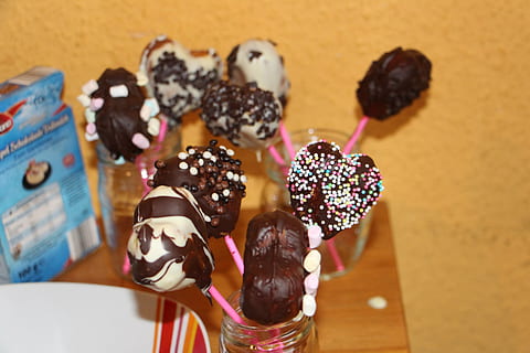 upéct, dort pops, deco, čokoláda, dezert, jídlo, sladké jídlo, cukroví, gurmán, jídlo a pití, uvnitř, pokušení, stůl, detail, požitek, sladký, nezdravé stravování, svěžest, zaměřit se na popředí, stálý život, nikdo, připraven jíst, sype, vysoký úhel pohledu, pečený, Svačina, 5K, CC0, veřejná doména, bez autorských práv