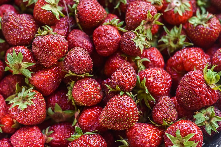 mazzo di fragole, fragola, rosso, frutta, seme, maturo, cibo, gambo, vitamina, bacca, primavera, dettaglio, gruppo, gusto, nutriente, mangiare sano, benessere, frutti di bosco, freschezza, cibo e bevande, fotogramma intero, grande gruppo di oggetti, abbondanza, avvicinamento, sfondi, nessuno, natura morta, in vendita, succoso, Al dettaglio, 5K
