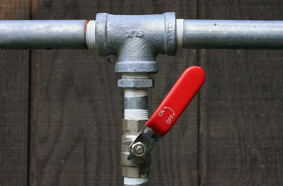 gris, vàlvula d’aigua metàl·lica, fontaneria, lampista, canonada, galvanitzat, metall, obert, tancar, endavant, fora, vermell, palanca, aigua, Unió, cinta, casa, aspersor, sistema, residencial, tub de tub, equipament, aixeta, gestionar, acer, primer pla, cap gent, seguretat, dia, protecció, a l'aire lliure, connexió, arquitectura, prohibit, material de fusta, centrar-se en primer pla, naturalesa, barana, estructura construïda, color plata, 4K